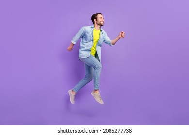 Full Size Profile Side Man Running Fast Speed Jumping Carefree Weekend Day Isolated On Purple Color Background