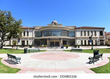 FULLERTON, CALIFORNIA - 21 MAY 2020: Library Building And Quad On The Campus Of Fullerton College. 