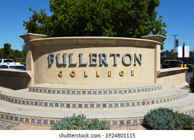 FULLERTON, CALIFORNIA - 21 MAY 2020: Fullerton College Sign At The Corner Of Chapman And Berkley Avenues.