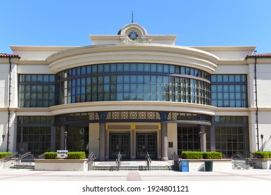 FULLERTON, CALIFORNIA - 21 MAY 2020: Library Building On The Campus Of Fullerton College. 