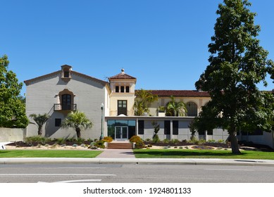 FULLERTON, CALIFORNIA - 21 MAY 2020: Financial Aid Office On The Campus Of Fullerton College.