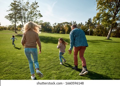 走る 後ろ姿 の写真素材 画像 写真 Shutterstock