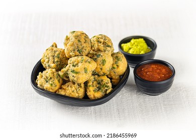 Fulwada Bhajiya. Methi Bhajiya. Methi Gota, Methi Pakoda Indian Gujarati Special Snack Food With Chutney Dip. Monsoon Special Gujarati Methi Bhajiya. Fulvada Serving On White Texture Background.