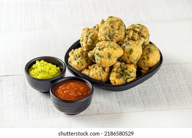 Fulwada Bhajiya. Methi Bhajiya. Methi Gota, Methi Pakoda Indian Gujarati Special Snack Food With Chutney Dip. Monsoon Special Gujarati Methi Bhajiya. Fulvada Serving On White Texture Background.