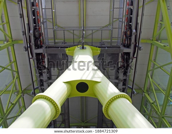 Funchal, madeira, portugal - 13 march 2019: green\
support pillar and mechanism of the funchal cable car system at\
monte station