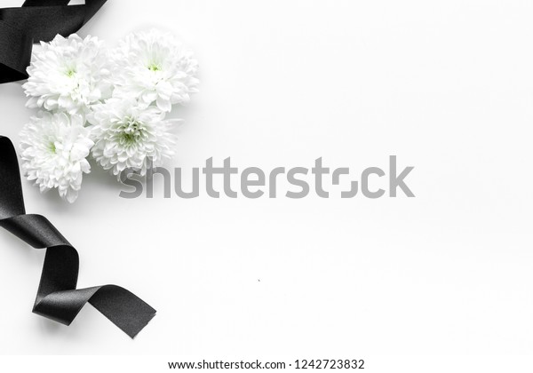 葬儀のシンボル 白い背景に白いリボンの近くに白い花 文字用の上面図スペース の写真素材 今すぐ編集