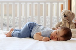 Copilul Amuzant Dormind Pe Burtă în Pat Acasă. Poziția De Dormit A Copilului în Timpul Zilei