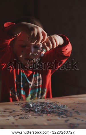 Baby Mädchen spielt mit Haarspangen, die auf dem Boden sitzen.