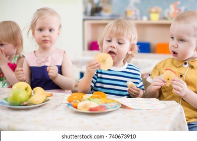 Funny Children Group Eating Fruits Kindergarten Stock Photo 740673910 ...