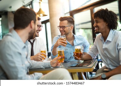 Funny Gespräch vier Geschäftsleute während der Sitzung Pub und Bier trinken nach der Arbeit
