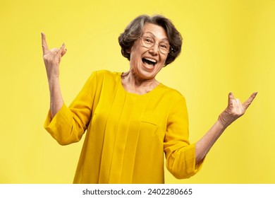 Graciosa anciana muy alegre