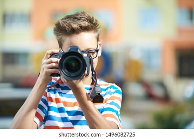 Hübscher Teenager mit Digitalkamera