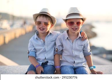 funny twin with hat and sunglasses on holiday