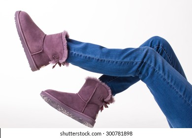 Graciosas botas de invierno. Chica en jeans y botas de mujer de piel.