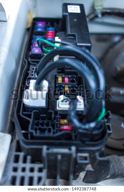 Fuse box for car,\
replacing the fuse