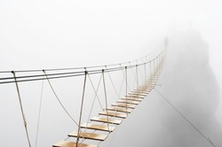 Un Homme étourdi Marchant Sur Un Pont Suspendu Disparaissant Dans Le Brouillard. Concentrez-vous Sur Le Milieu Du Pont.