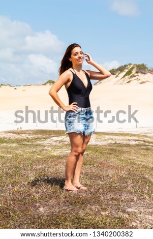 Gabi posing for photos in Natal with the Genipabu Dunes background.