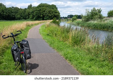 Galder, North Brabant, The Netherlands, 08 09 2022 -   Trekking Bike At A Trail At The Banks Of The River Mark