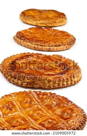 Galettes des rois aligned vertically