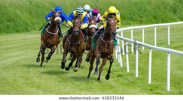 galloping race horses\
in racing competition\
