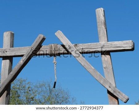 A gallows with two posts and a long crossbeam can be used to hang several people