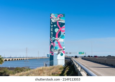 Galveston, Texas, USA - 12 mars 2022 : Un panneau d'accueil Galveston 
à côté de l'autoroute Gulf Freeway à Galveston, Texas, USA, le 12 mars 2022. Galveston est une ville insulaire sur la côte du Golfe du Texas.
