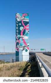 Galveston, Texas, USA - 12 mars 2022 : Un panneau d'accueil Galveston 
à côté de l'autoroute Gulf Freeway à Galveston, Texas, USA, le 12 mars 2022. Galveston est une ville insulaire sur la côte du Golfe du Texas.
