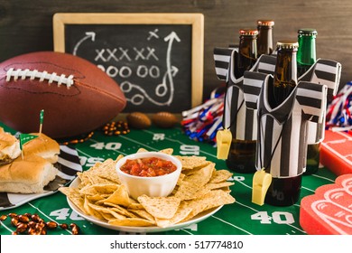 Игровой день футбольная вечеринка стол с пивом, чипсами и сальсой.