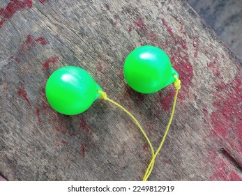 The game lato-lato originates from the United States. In their country of origin the game is called clackers, click-clacks, or knockers.