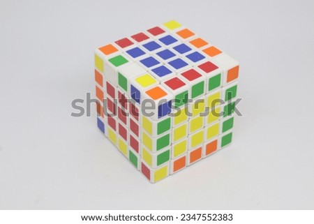 a game that sharpens the intelligence of the brain, to complete each color in each section. cubes 5x5