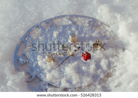The game in a thimble on New Year's clock in the snow