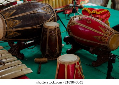 Gamelan, Bonang, Gamelan, Kendang, Kenong and Gong are traditional Javanese and Balinese musical instruments
