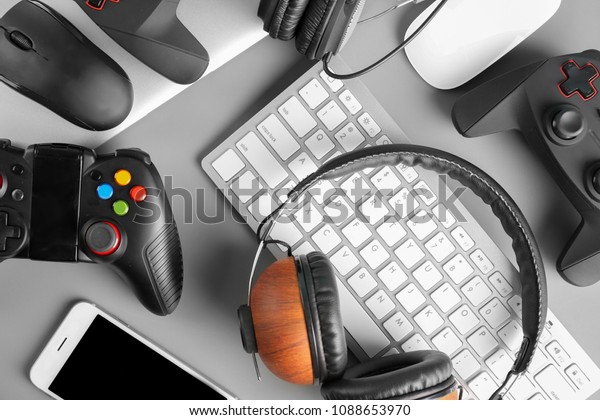 Gamepads, mice,\
headphones and keyboard on\
table