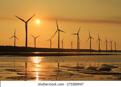  Gaomei Wetlands Scenery , One Of Taiwan Landmark.
Sunset Of Wind Farm At Gaomei Wetland Refuge, Taiwan