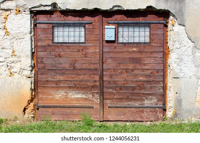 Bilder Stockfoton Och Vektorer Med Broken Garage Door