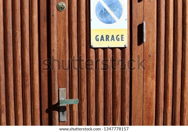 Garage doors in wood with\
structure