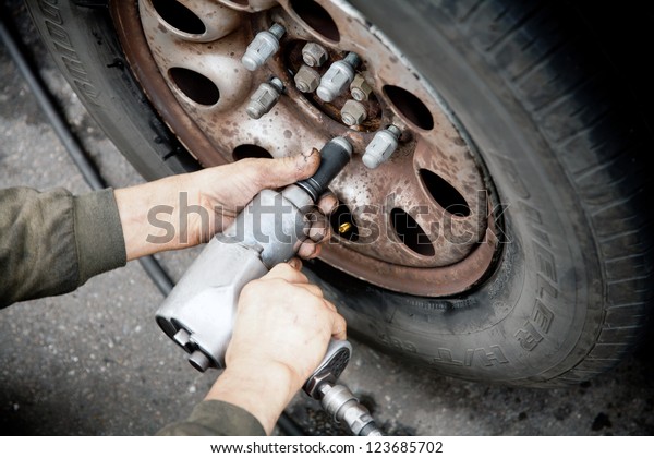 Garages and car\
repairing/Garages and car\
fixing