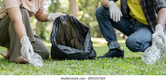 Garbage Collection, Volunteer Team Pick Up Plastic Bottles, Put Garbage In Black Garbage Bags To Clean Up At Parks, Avoid Pollution, Be Friendly To The Environment And Ecosystem.