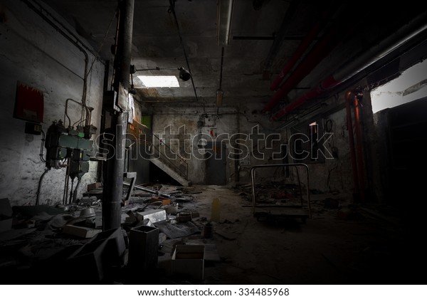 廃墟の汚い部屋 廃墟の古い工場 貧弱な明かり の写真素材 今すぐ編集