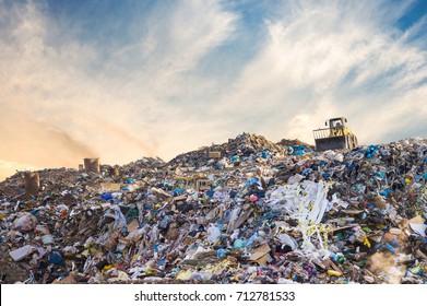 Müllhalde in Mülldeponien oder auf Deponien.Verschmutzungskonzept.