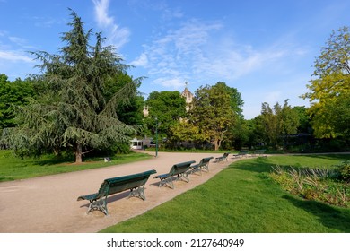 Champs-Élysées Garden In The 8th Arrondissement Of Paris City 