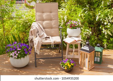 PowerPoint Template: viola - garden chair on terrace (ihmlukmjhh)