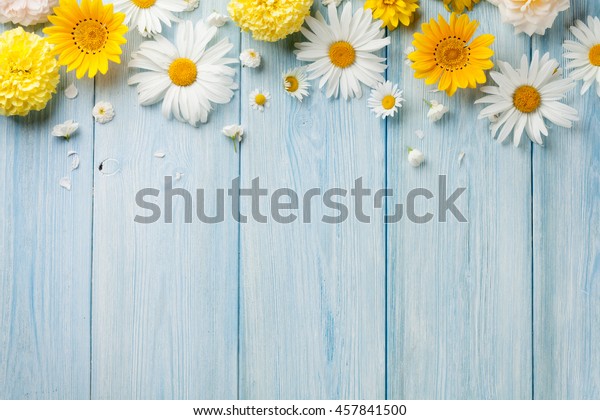 青の木のテーブル背景に庭の花 コピー用スペースと背景 の写真素材 今すぐ編集