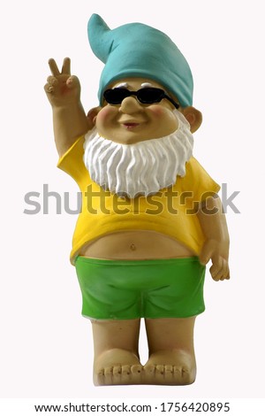 Garden gnome with sunglasses, green pants and yellow shirt.
Gartenzwerg mit Sonnenbrille, grüner Hose und gelben Hemd. 