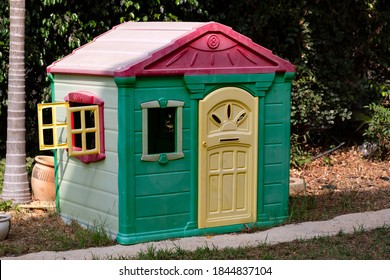 garden plastic playhouse