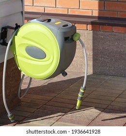 Garden Retractable Hose Reel With Sprinkler Or Sprayer. Wall Mounted Retractable Hose Reel With Auto Rewind. Garden Watering, Car Washing. Wall Mounted Retractable Hose Reel With Slow Return System.