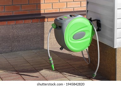 Garden Retractable Hose Reel With Sprinkler Or Sprayer. Wall Mounted Retractable Hose Reel With Auto Rewind. Garden Watering, Car Washing. Wall Mounted Retractable Hose Reel With Slow Return System.