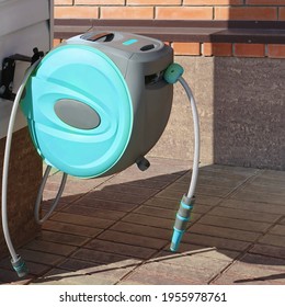 Garden Retractable Hose Reel With Sprinkler Or Sprayer. Wall Mounted Retractable Hose Reel With Auto Rewind. Garden Watering, Car Washing. Wall Mounted Retractable Hose Reel With Slow Return System.