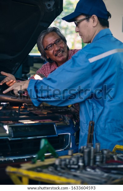 gargae customer and car mechanic together\
investigate maintenance and repair programe at garage and car\
maintenance station