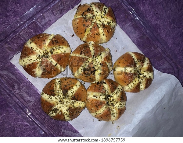 Garlic bread cheese first went viral from South\
Korea. Round shape with garlic, cheese slices, and cream cheese\
flavor. Produces a savory and sour taste. The bread is divided into\
six parts.